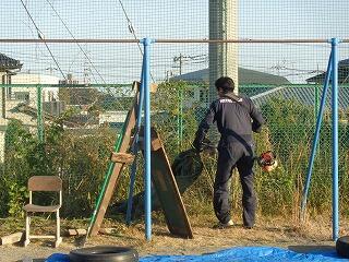 フェンス沿いの除草